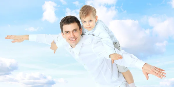 Babası holding oğlu onun omuzlarında — Stok fotoğraf