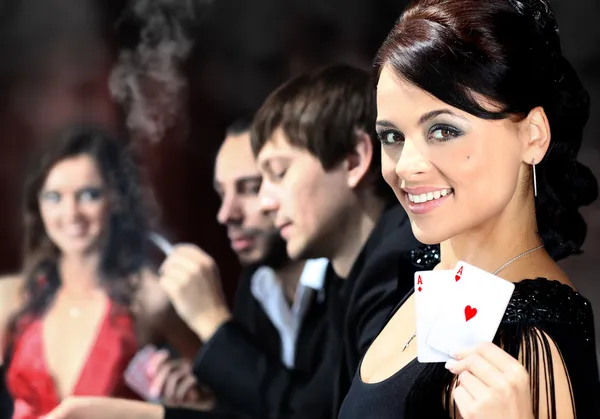 Bir kumarhanede bir masa etrafında oturup poker oyuncuları — Stok fotoğraf