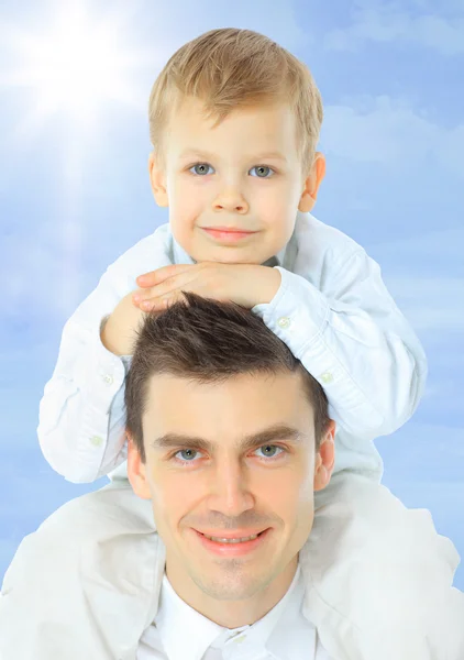 Babası holding oğlu onun omuzlarında — Stok fotoğraf