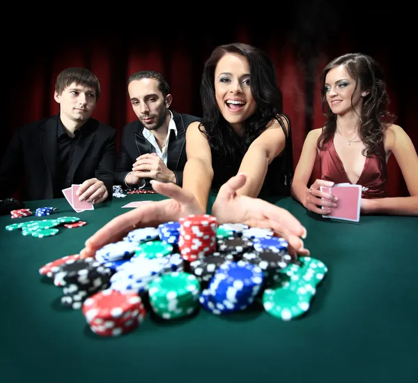 Junge schöne Frau spielt im Casino — Stockfoto
