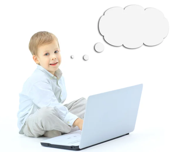 Jongen met laptop geïsoleerd op witte achtergrond — Stockfoto