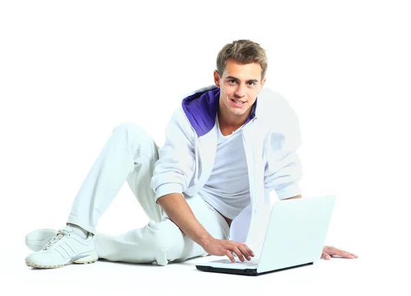 Homem com braços levantados usando laptop — Fotografia de Stock