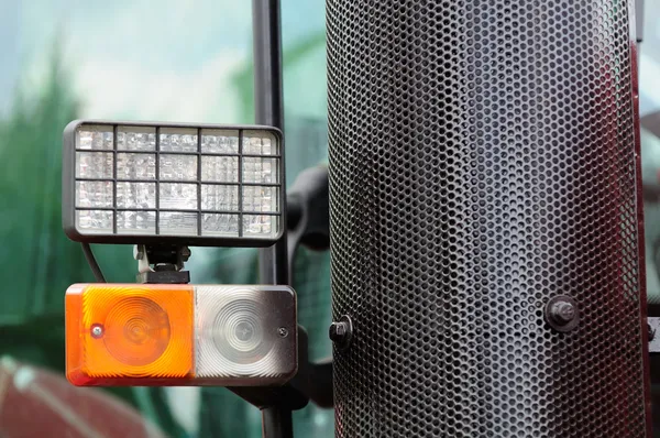 トラクターのヘッドライトとグリル — ストック写真