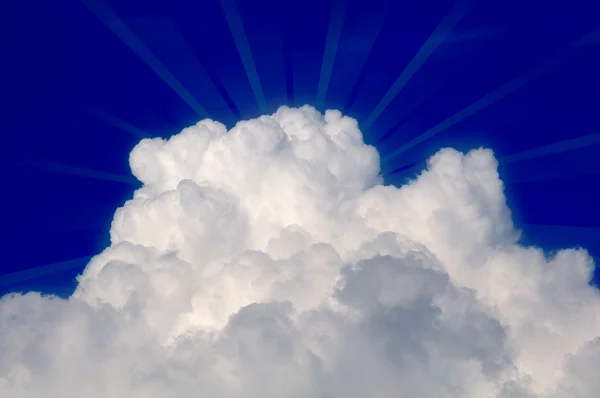 Nuvem com raios de sol no céu azul — Fotografia de Stock