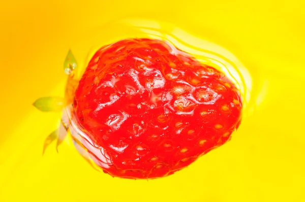 Morango vermelho em água — Fotografia de Stock