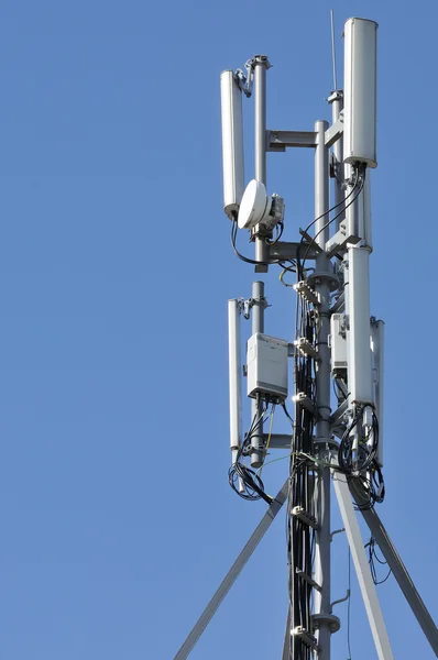 Cell Phone Tower against Blue Sky — Stock Photo, Image