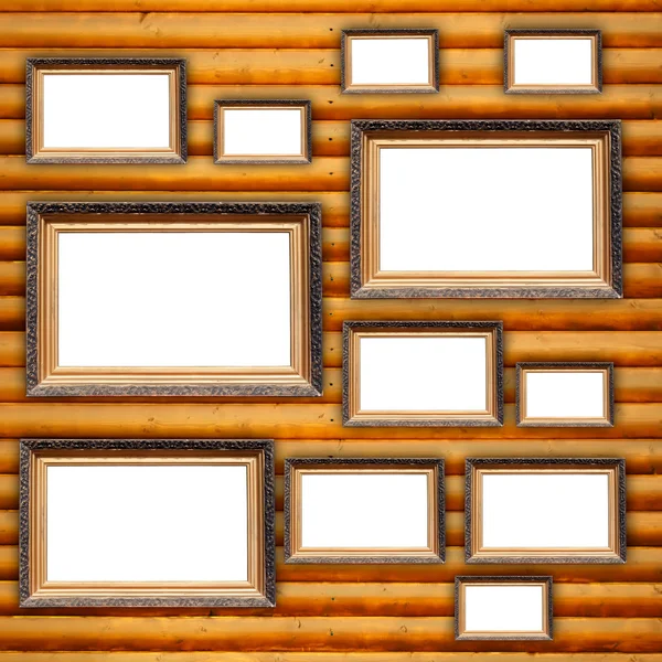 Marcos de fotos en blanco en la pared de madera — Foto de Stock