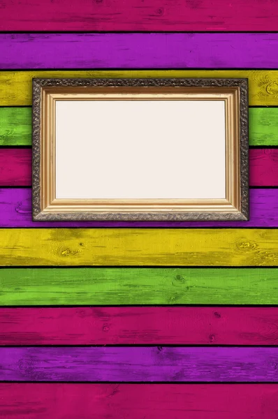 Prázdný rámeček na pestrobarevné dřevěné zdi — Stock fotografie