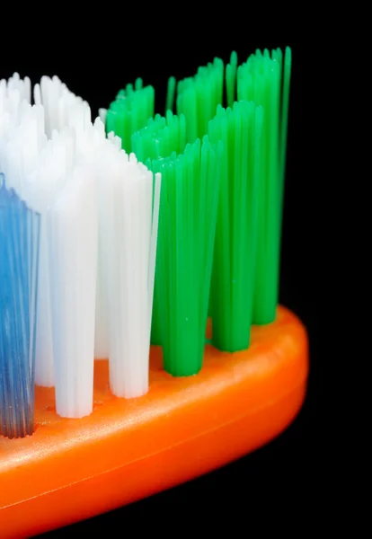 Zahnbürste in Nahaufnahme auf schwarzem Hintergrund — Stockfoto