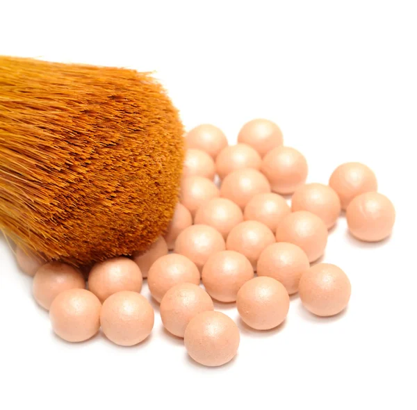 Perlas de polvo facial (polvo de bola) y cepillo de maquillaje — Foto de Stock