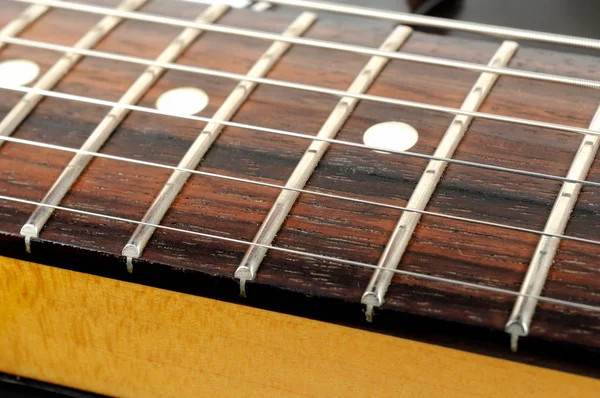 Закрытие струн электрической гитары — стоковое фото