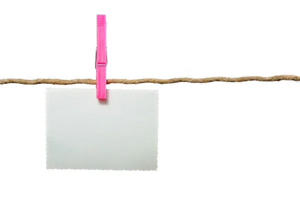 Foto em branco pendurada na corda em fundo branco — Fotografia de Stock