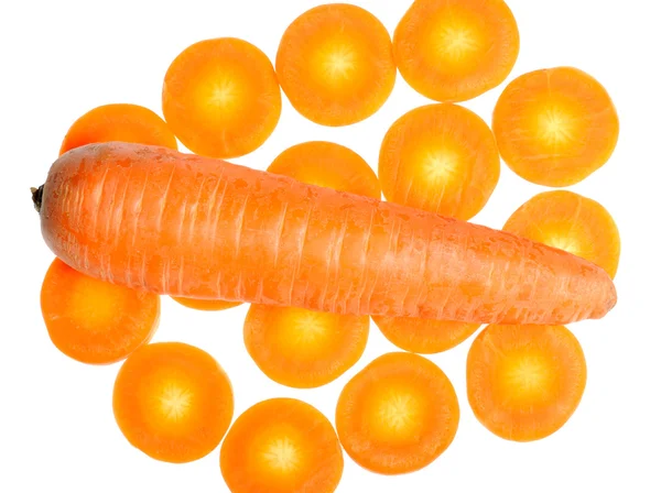 Zanahoria en rodajas y entera sobre fondo blanco — Foto de Stock
