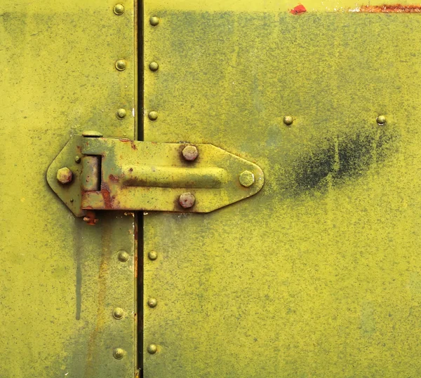 Dobradiça na velha porta de metal enferrujado — Fotografia de Stock