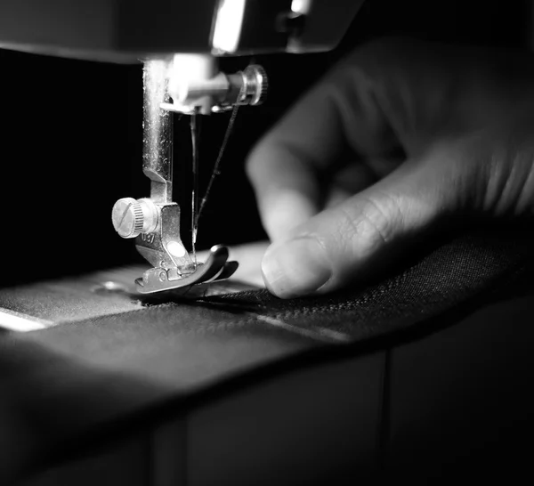 Seamstress usando máquina de costura — Fotografia de Stock