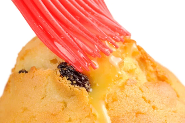 Cupcake siendo cepillado con jarabe — Foto de Stock