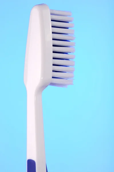 青色の背景に歯ブラシ — ストック写真