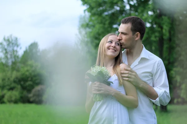 Retrato de casal de amor abraçando ao ar livre — Fotografia de Stock