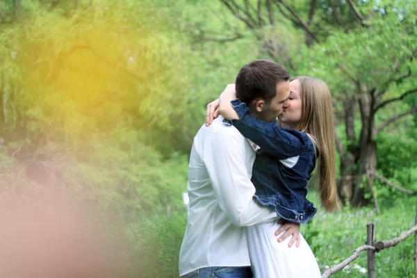 Retrato de pareja de amor abrazando al aire libre — Foto de Stock