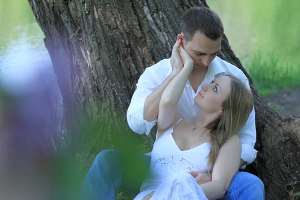 Retrato de casal de amor abraçando ao ar livre — Fotografia de Stock