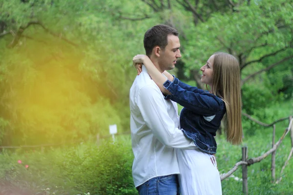 Retrato de pareja de amor abrazando al aire libre —  Fotos de Stock