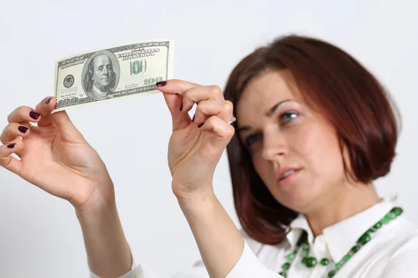 Vrouw met een 100 dollar bill — Stockfoto