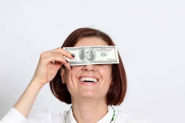 Mulher segurando uma nota de 100 dólares — Fotografia de Stock
