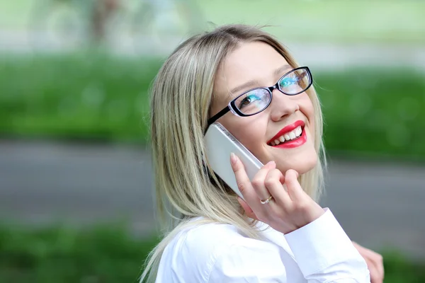Genç bir kadın cep telefonuyla konuşuyor. — Stok fotoğraf