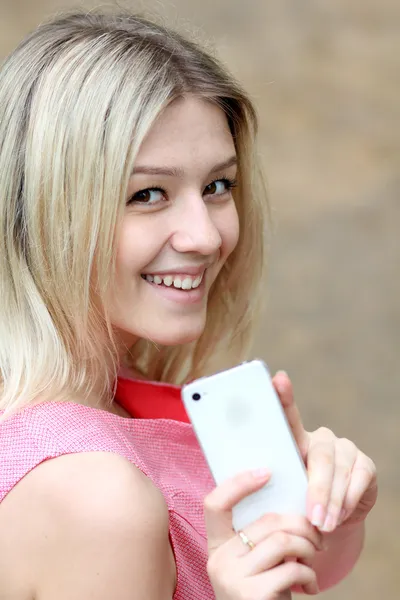 Meisje stuurt een sms met zijn mobiele telefoon — Stockfoto