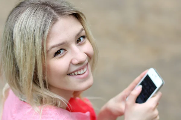 Chica enviando un SMS con su teléfono móvil — Foto de Stock