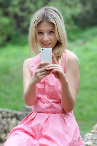 Meisje stuurt een sms met zijn mobiele telefoon — Stockfoto