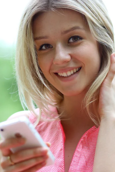 Flicka skicka en sms med sin mobiltelefon — Stockfoto