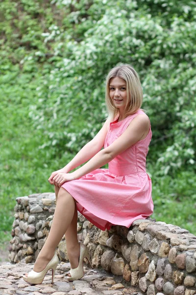 Krásná mladá dívka v růžových šatech — Stock fotografie