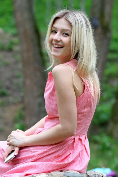 Όμορφη νεαρή κοπέλα στη ροζ φόρεμα — Φωτογραφία Αρχείου