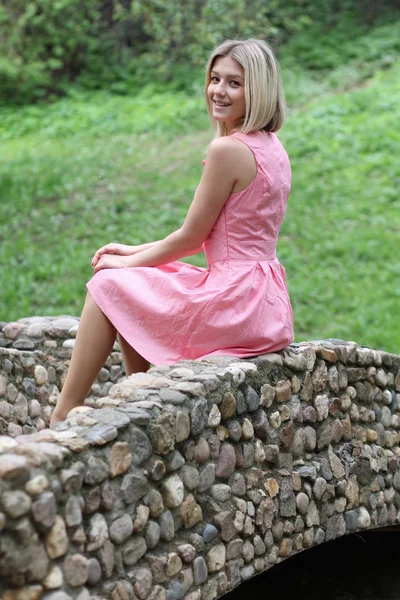 Smuk ung pige i lyserød kjole - Stock-foto