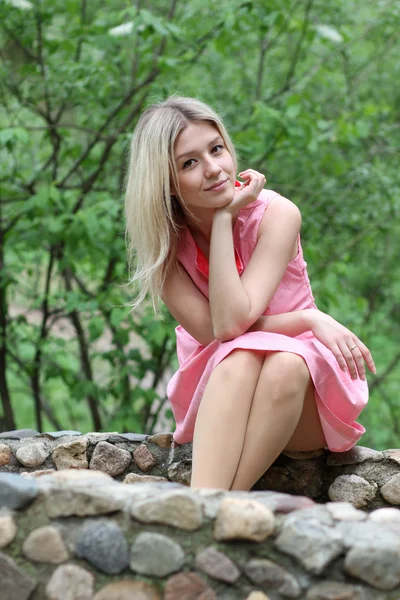 핑크 드레스를 입고 아름 다운 소녀 — 스톡 사진