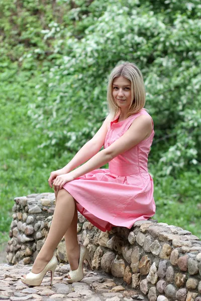 Belle jeune fille en robe rose — Photo