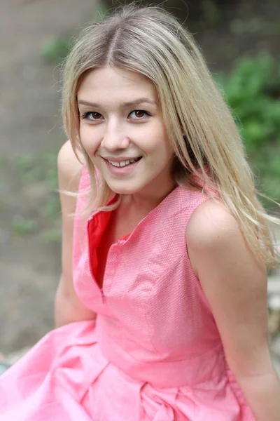 Όμορφη νεαρή κοπέλα στη ροζ φόρεμα — Φωτογραφία Αρχείου