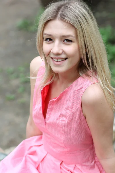 Vacker ung flicka i rosa klänning — Stockfoto