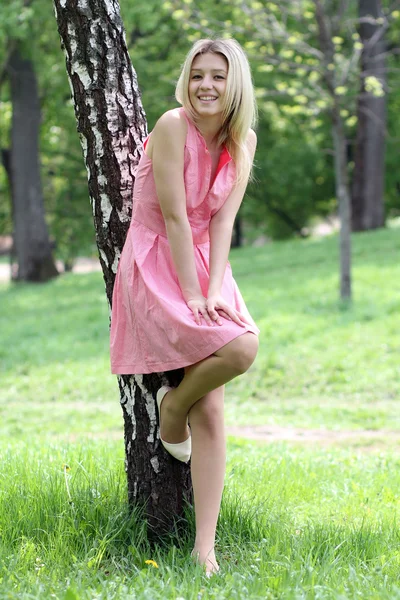 Belle jeune fille en robe rose — Photo