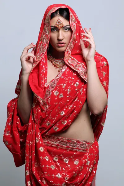 Hezká žena v indické červené sárí — Stock fotografie