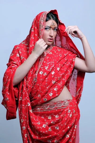 印度红纱丽的漂亮女人 — 图库照片