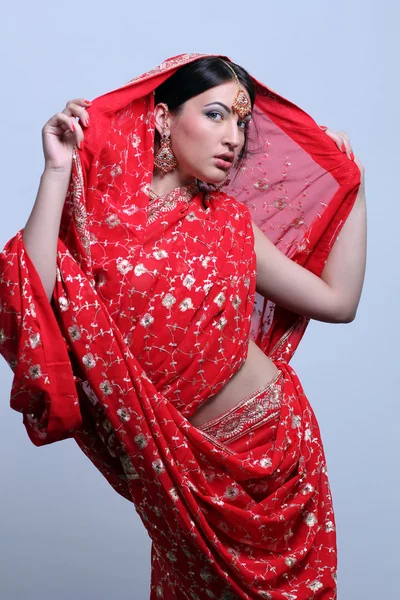 Mujer bonita en sari rojo indio — Foto de Stock