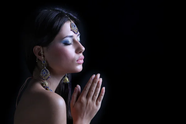 Молодая женщина молится — стоковое фото