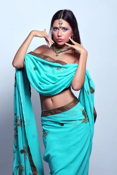 Frau im indischen türkisfarbenen Sari — Stockfoto