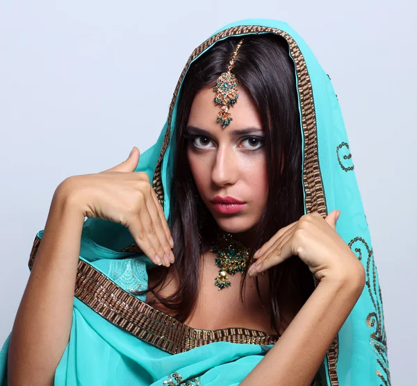 Kvinna i indisk turkos sari — Stockfoto