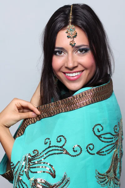 Vrouw in Indiase turquoise sari — Stockfoto