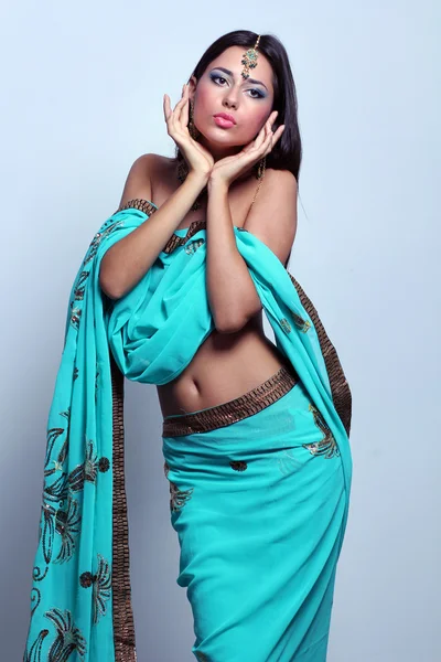 Donna in sari turchese indiano — Foto Stock
