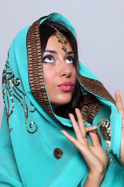 Vrouw in Indiase turquoise sari — Stockfoto