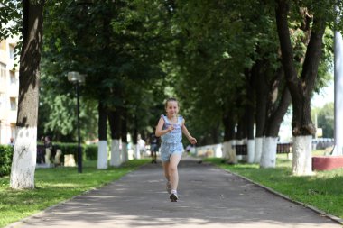 küçük kız parkta üzerinde çalışan